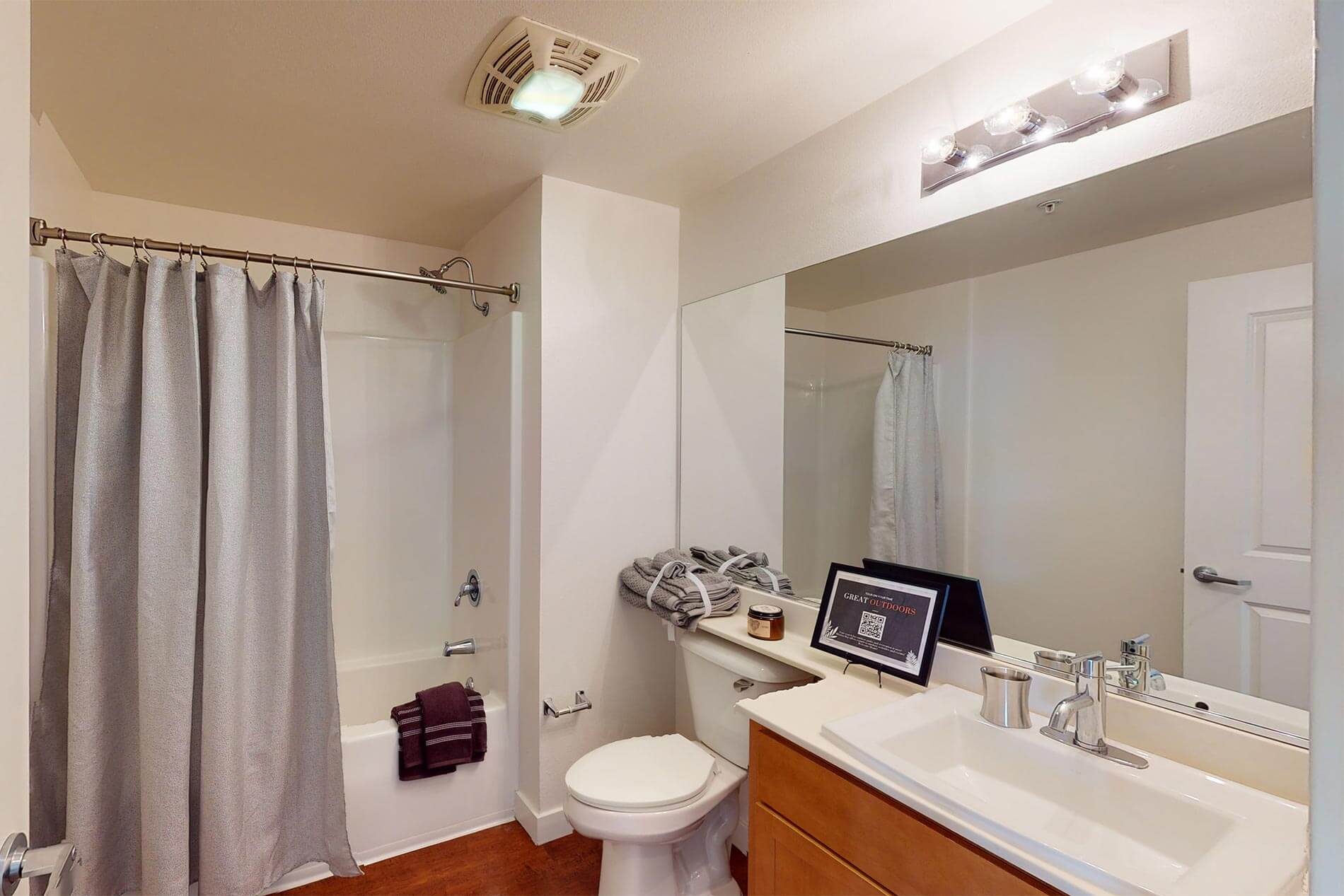 Edgewater apartment bathroom